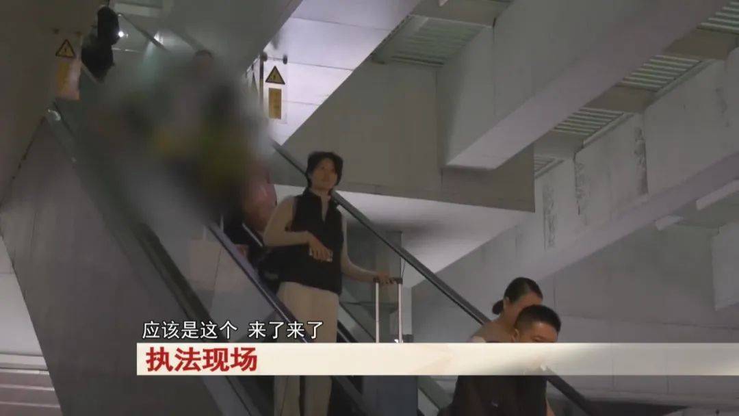 皇冠信用网账号_“老赖”车站被抓皇冠信用网账号，竟质问法官：为何不抓我妈 ！