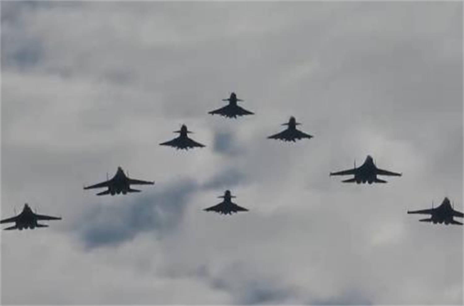 皇冠信用网需要押金吗_印被中式武器打服皇冠信用网需要押金吗，解放军发布歼10C大片，绿媒点赞，民进党沉默