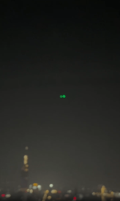 足球外围买球网站_男子入住丽思卡尔顿酒店55层套房足球外围买球网站，夜里竟发现窗外无人机贴着玻璃飞