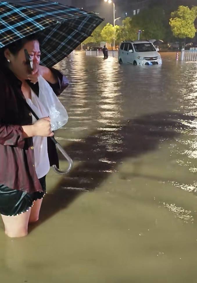 皇冠信用网注册开通_女子回应意外落入下水道皇冠信用网注册开通，被救后守在附近提醒路人：我险些遇难，不能让别人再遇危险