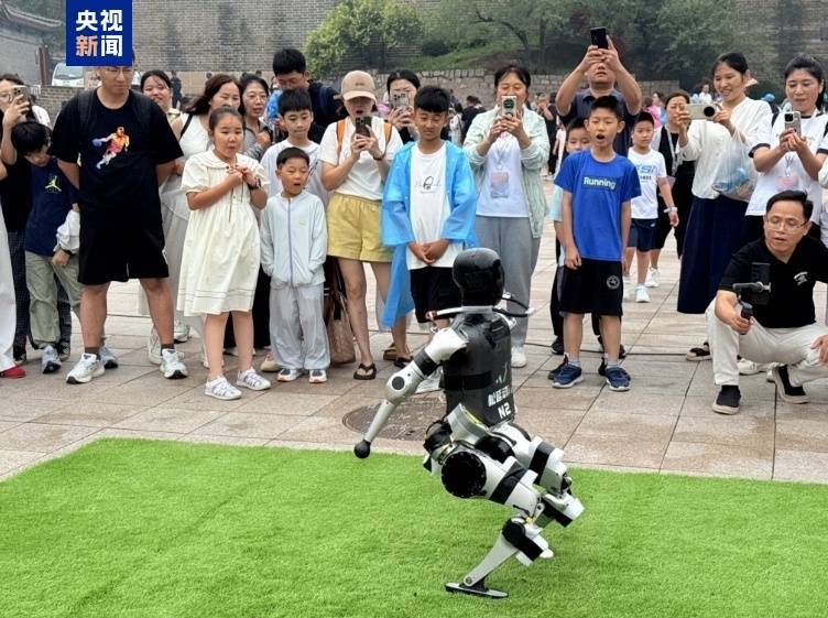 中国女子甲组联赛_全球首创中国女子甲组联赛！2025世界人形机器人运动会能量传递活动启幕