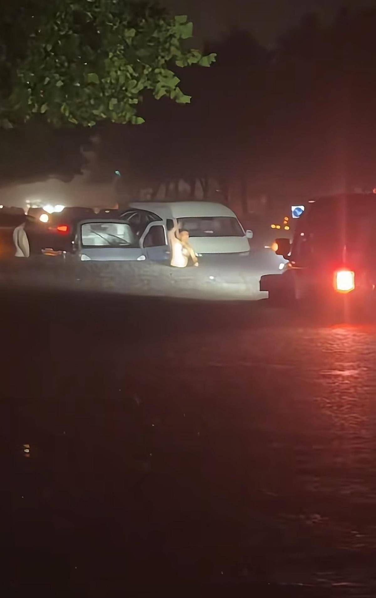 皇冠信用网代理_山东潍坊突发暴雨多处渍水有车辆被淹皇冠信用网代理，有幼儿园通知停课，一男子驾驶牧马人连救5辆车