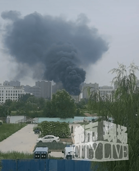 皇冠足球平台代理_山西太原一办公大楼起火皇冠足球平台代理，现场浓烟滚滚，黑烟冲天，目击者：里面有人在来回跑