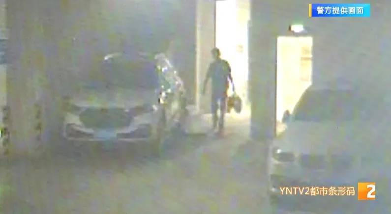 英格兰超级联赛_凌晨怪事！男子提着茅台袋子在车库英格兰超级联赛，翻垃圾桶竟为了.....