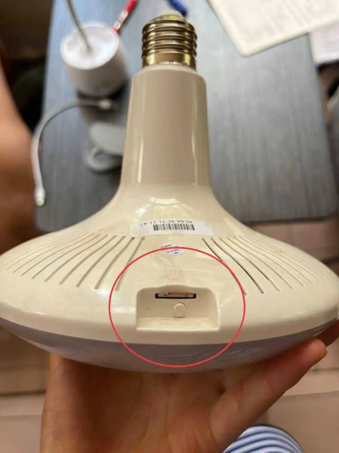 怎么注册皇冠信用网_女租客在停电后发现伪装成灯泡的隐蔽摄像头怎么注册皇冠信用网，房东希望退租，并愿退还剩余三个月的租金，警方立案调查