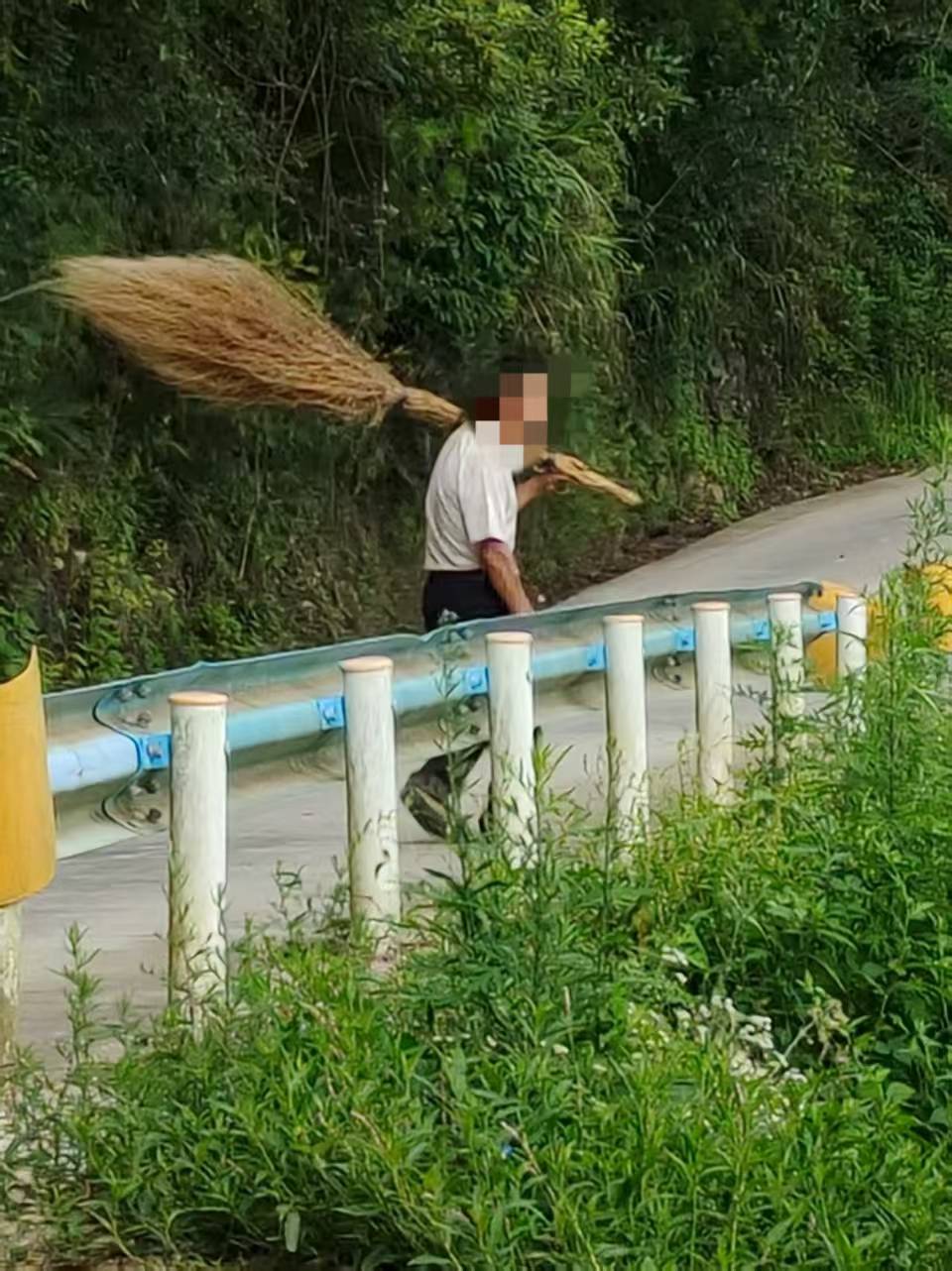 新版hga050_贵州老伯捡到00后村官丢弃旧照新版hga050，误以为重要资料怀揣一月等送还，当事人：超感动