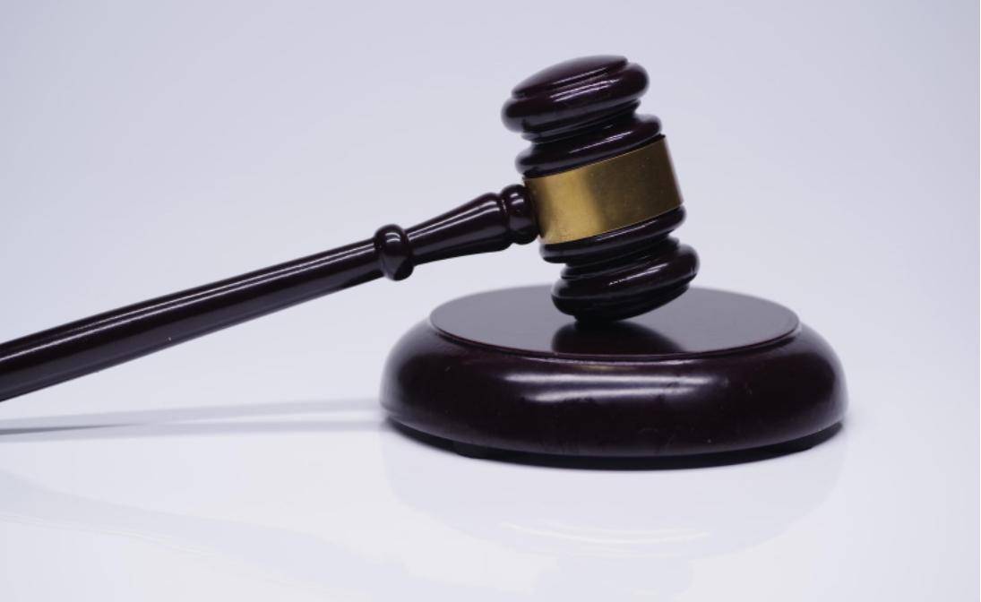 英格兰超级联赛_男子上班期间请假离开英格兰超级联赛，8小时后被发现在路口酒精中毒失温身亡，家属索赔50万被驳回