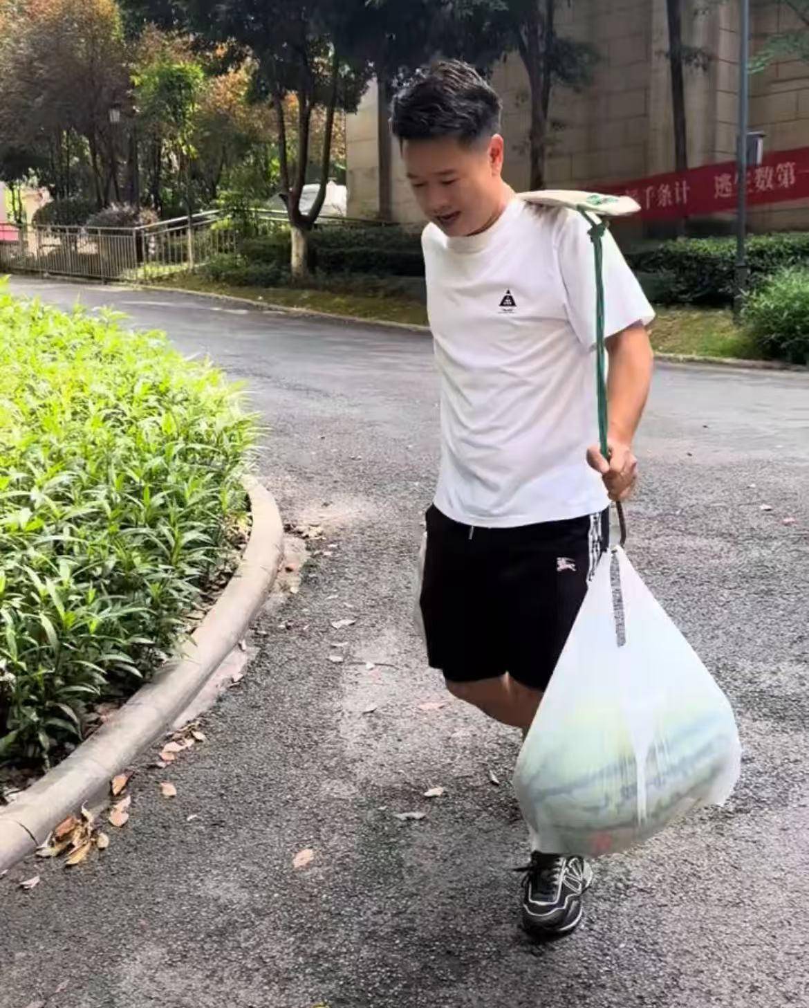 赫罗纳vs塞维利亚_16个外甥一顿吃200个水饺赫罗纳vs塞维利亚，挑扁担买菜的重庆“宇宙舅舅”：孩子们开学离开，心里空落落的