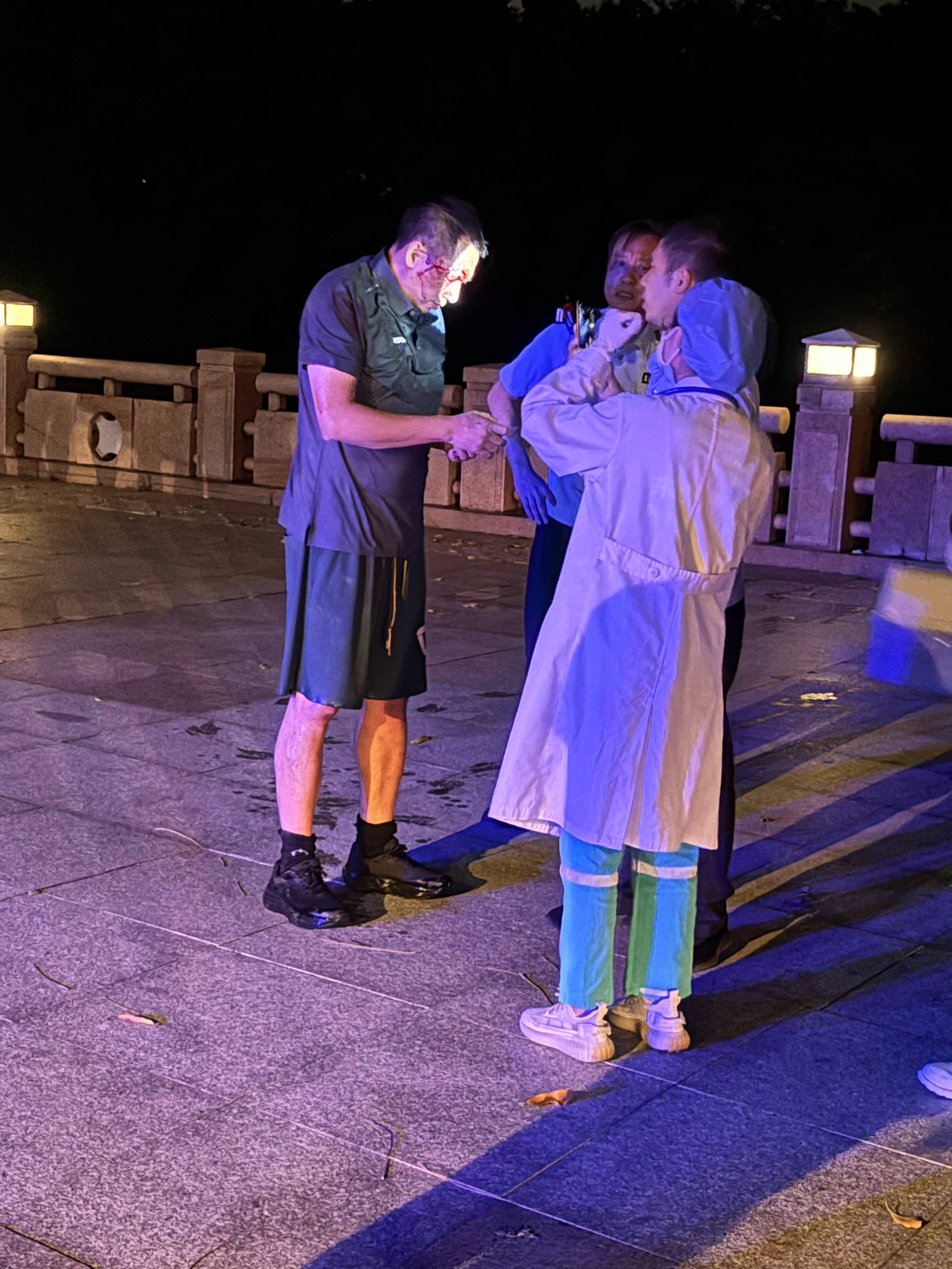 乌兹别克U23 vs斯里兰卡U23_“有人吗？”东莞女子中元节深夜遛狗突传呼唤声乌兹别克U23 vs斯里兰卡U23，“全程令人不安”，原是夜跑者求救