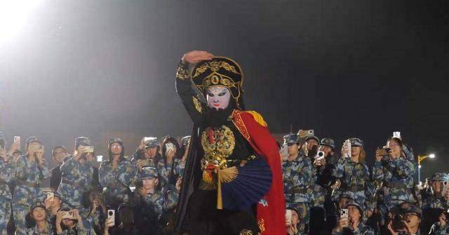 英格兰挑战杯外围赛_兰州大学军训期间大一女生表演川剧吐火英格兰挑战杯外围赛，校方：学生来自东北，因个人爱好自学
