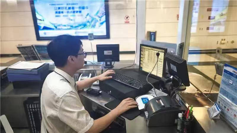 东北乐天金鹰队vs垮玉西武狮子队_一根牙签“抢”回25万元！一老年乘客手机被“黑”东北乐天金鹰队vs垮玉西武狮子队，地铁值班站长紧急取卡