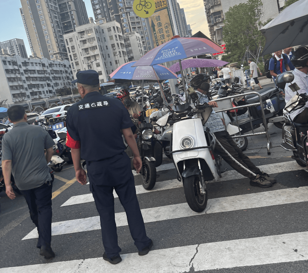 皇冠信用网押金多少_深圳一医院门口被指“举步维艰”皇冠信用网押金多少！整治后记者实探:仍很堵