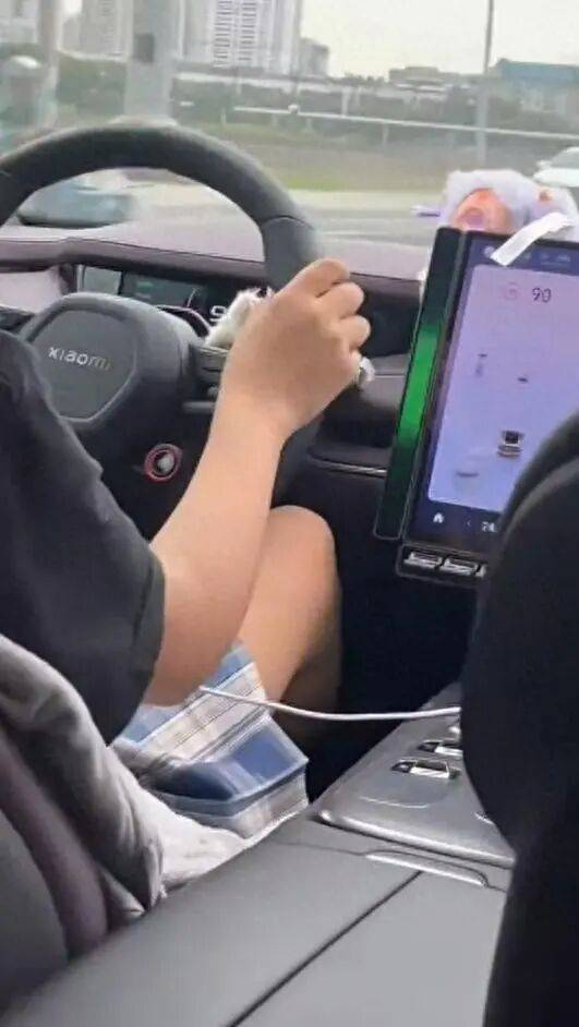 皇冠信用网注册_小米汽车市区飙至时速120公里皇冠信用网注册，跨双黄线到对向车道超车……交警回应→