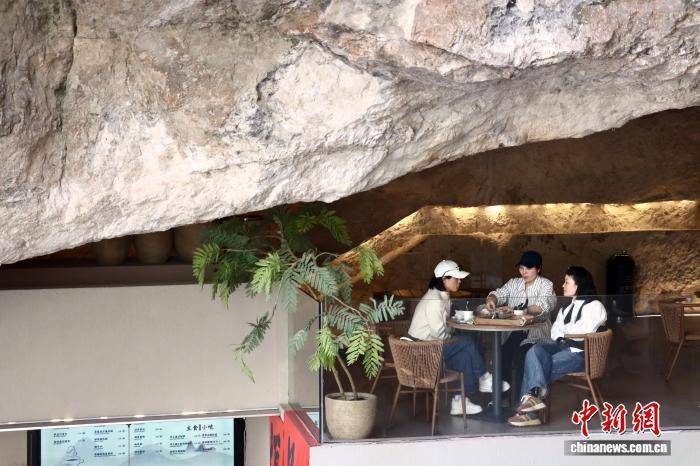 如何代理皇冠信用
_浙江温州乐清雁荡山:悬崖咖啡助力传统景区焕新出圈