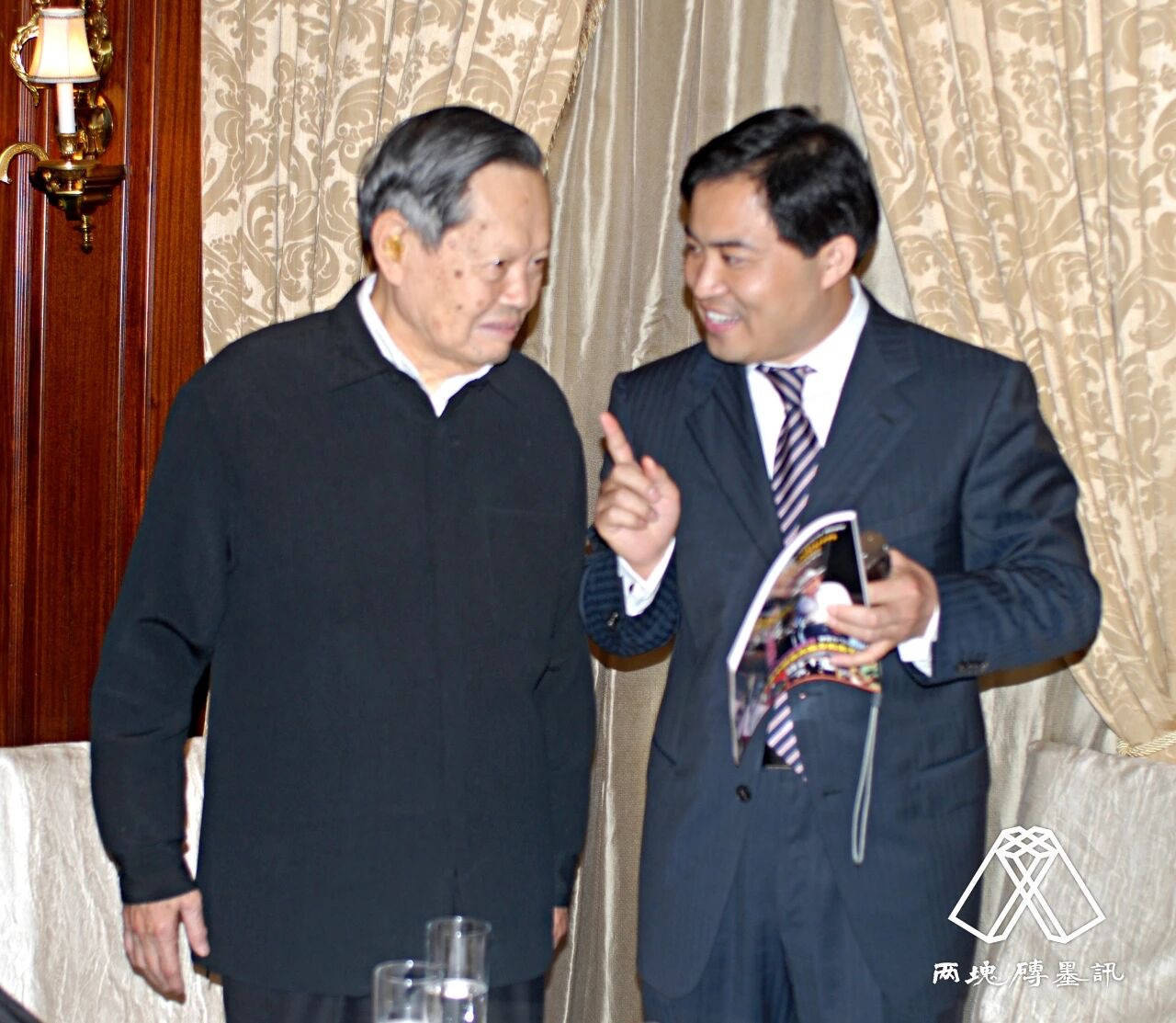 皇冠信用网开户_窑变｜莫言悼杨振宁皇冠信用网开户，写了一首诗：先生原本仙乡客……