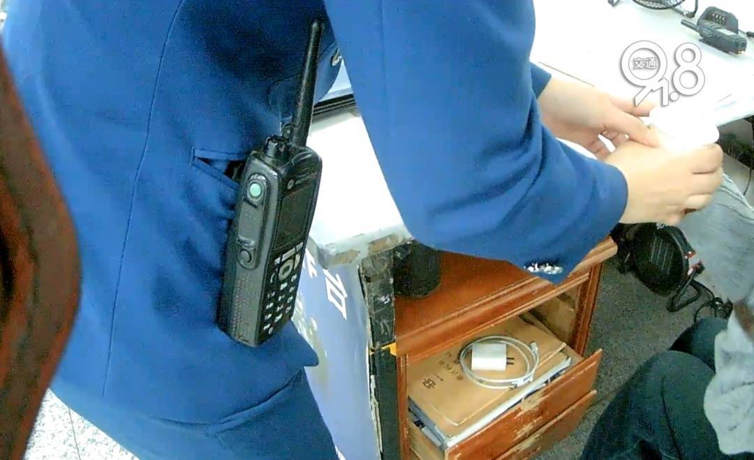 皇冠信用网怎么开户_杭州地铁内皇冠信用网怎么开户，女乘客突然崩溃大哭！紧接着……这一幕被拍下