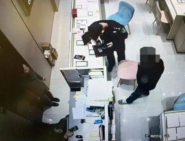 皇冠信用网代理怎么申请_股市套现170万元后皇冠信用网代理怎么申请，杭州男子豪购300克金条！老板当场报警……