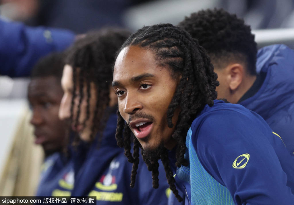 皇冠体育App下载_德比首秀戴帽皇冠体育App下载！埃泽：做梦都不敢想象这样的时刻 我本应该打进4球