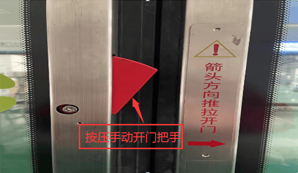 皇冠信用网押金多少_事发上海地铁！女子蹲坐车厢被摔倒男子压骨折皇冠信用网押金多少，十级伤残！