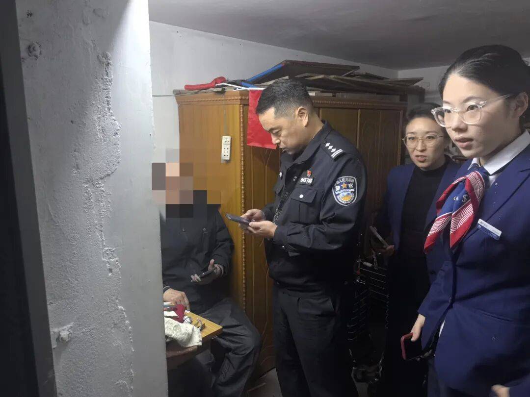 皇冠信用網开号_浙江男子花30万买金条送孙子皇冠信用網开号，所长、行长都上门了……