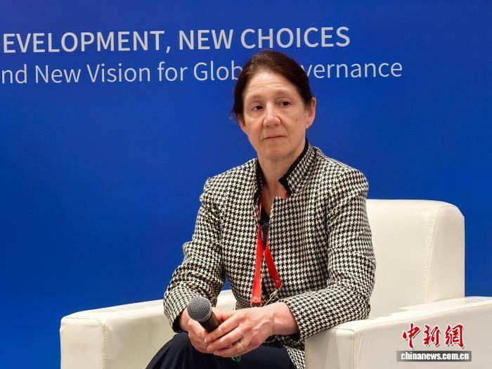 马德里竞技足球_希拉里：中国在太阳能和电动车等领域的优异成绩令人深刻