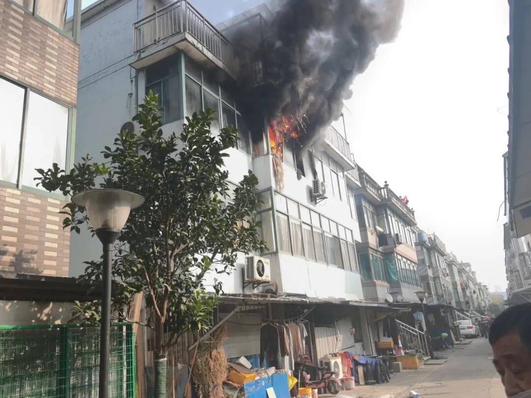 西班牙足球
_一张危险的“蜘蛛网”西班牙足球
,将出租房烧了个精光?