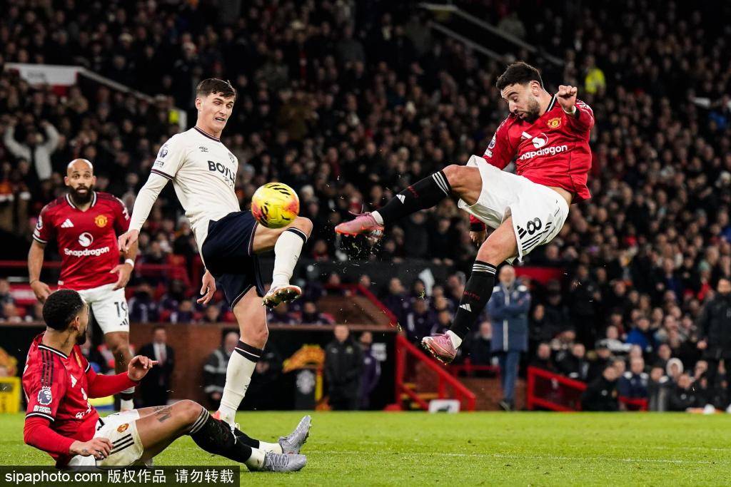 皇冠信用网会员_曼联中场大换血：四大中场球员面临离队皇冠信用网会员，六人候选名单曝光