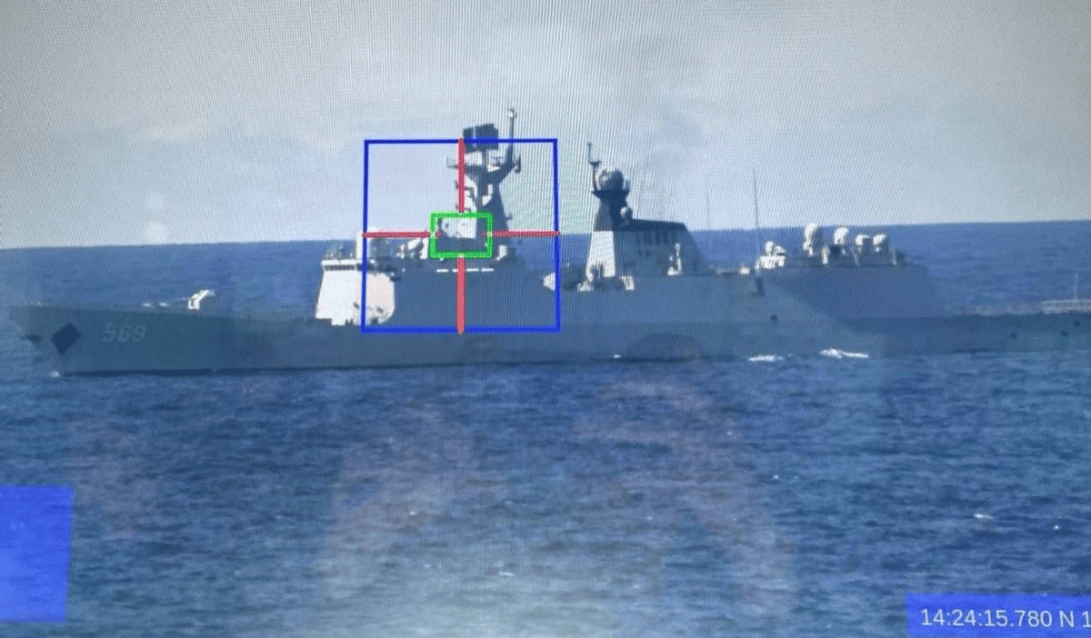 正版皇冠信用网_菲律宾炫耀光电“锁定”054A正版皇冠信用网,一看位置,原来已到菲军“家门口”了!