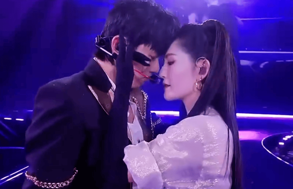 皇冠电竞足球_张杰再回应和谢娜双人舞争议皇冠电竞足球!现场表白老婆:谢谢我最爱的太阳女神娜娜