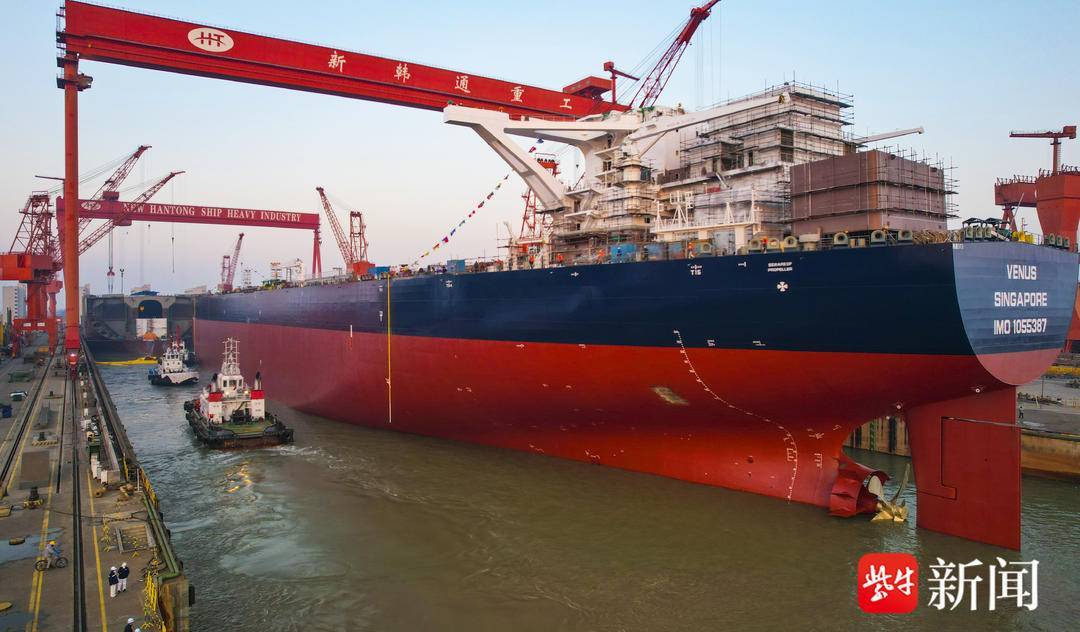 怎么开通皇冠信用开户_长332.9米怎么开通皇冠信用开户,宽60米开门红!镇江史上最大新造船顺利出坞拖带