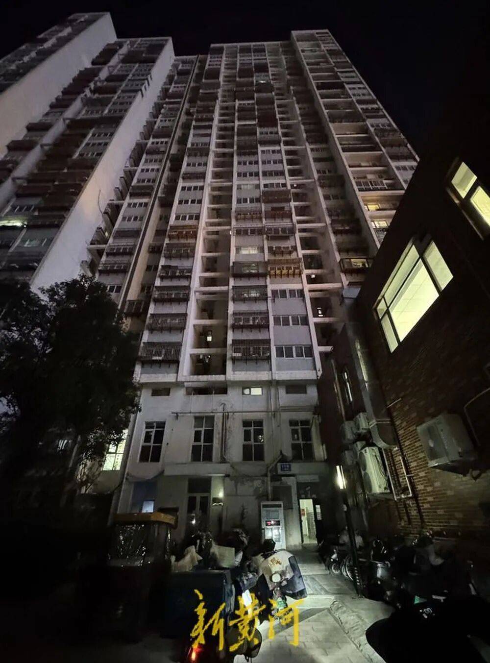 皇冠信用网代理申条件_济南一栋34层住户楼仅一台电梯运行皇冠信用网代理申条件,200余户居民陷“上下两难”,记者实测高峰期顶层下至1层用时超10分钟,多方回应