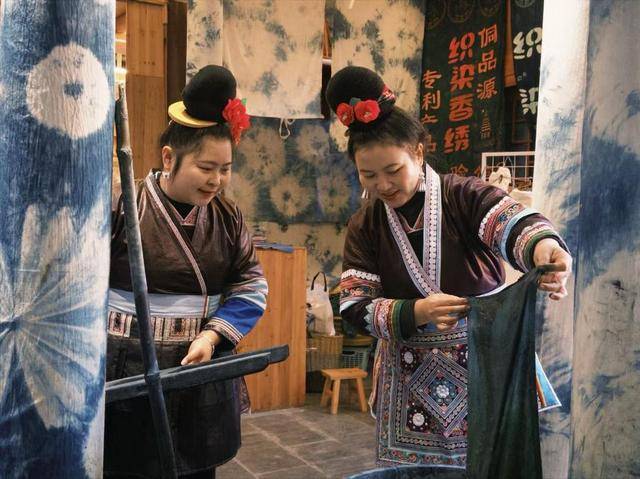 皇冠世界杯代理_贵州千年侗寨非遗织就乡村振兴锦绣路